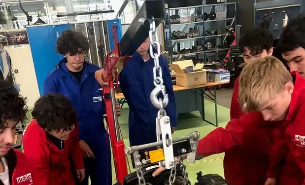 Eerstejaars studenten autotechniek slopen auto's