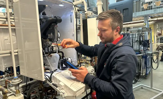Servicemonteur bij cv-ketel